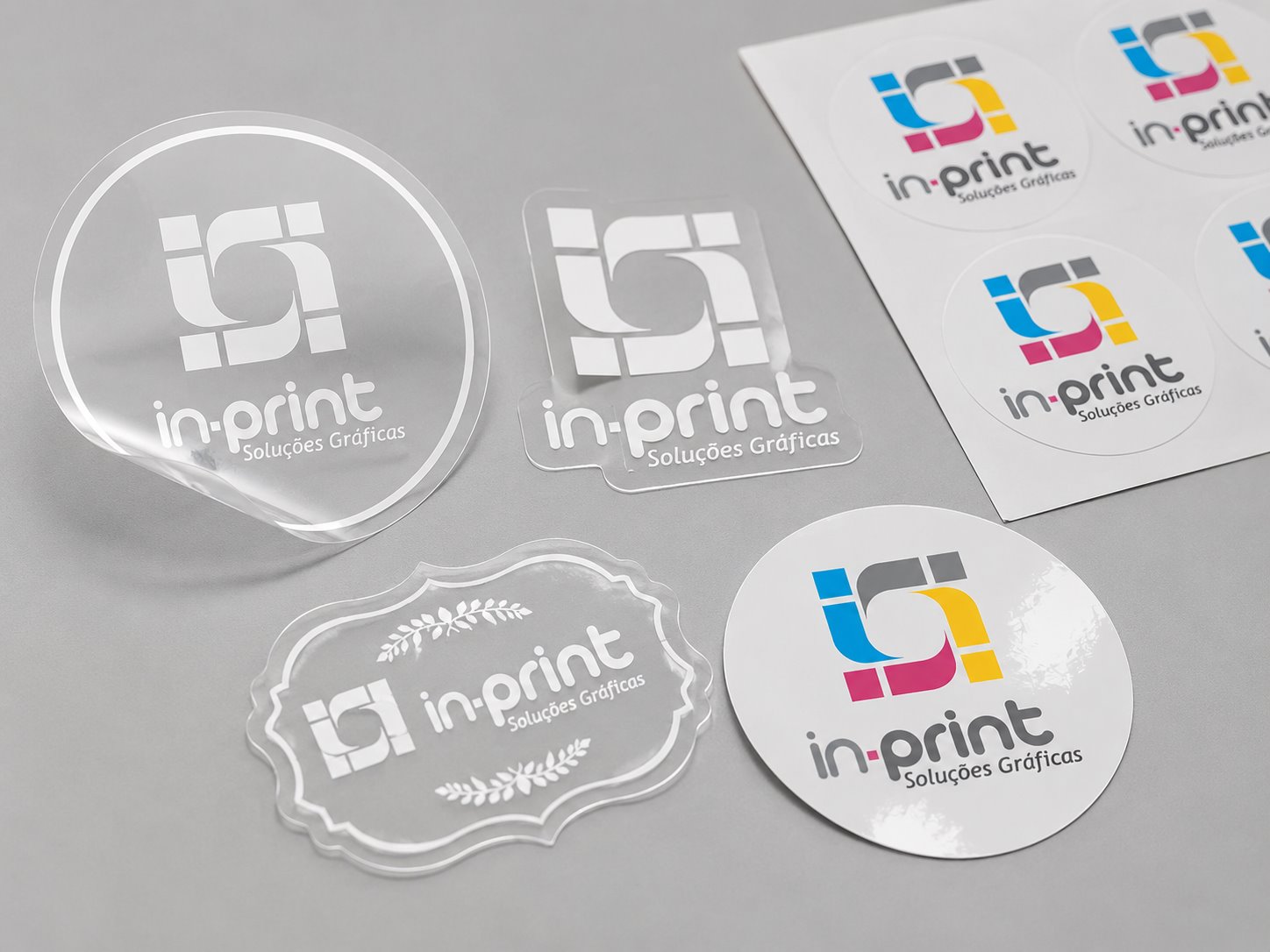 Adesivos em vinil comum, vinil UV e adesivo com tinta branca